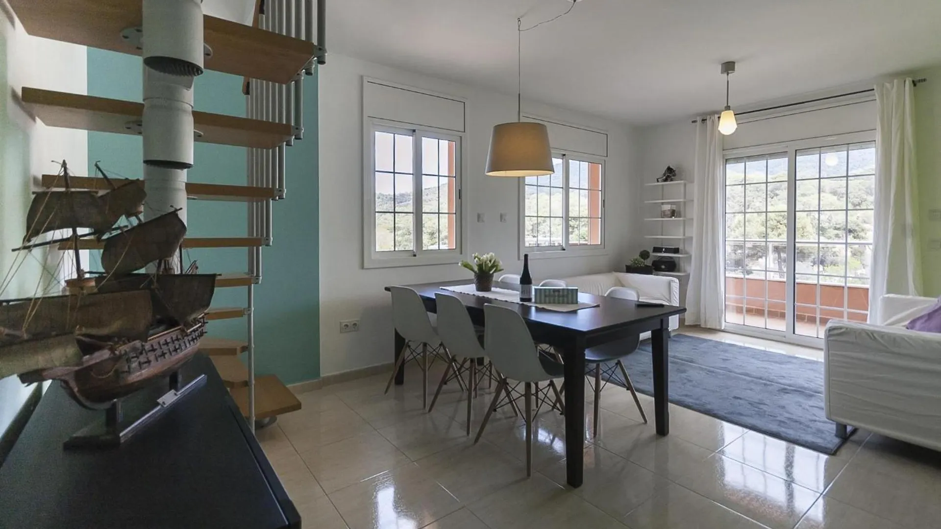 Bright Duplex Apartment With Pool 滨海托萨